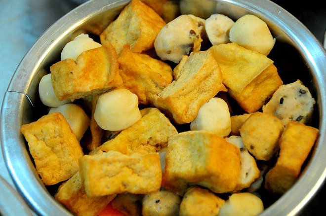 Chả heo và đậu hũ chiên là nguyên liệu không thể thiếu. Chả heo và đậu hũ chiên là nguyên liệu không thể thiếu.